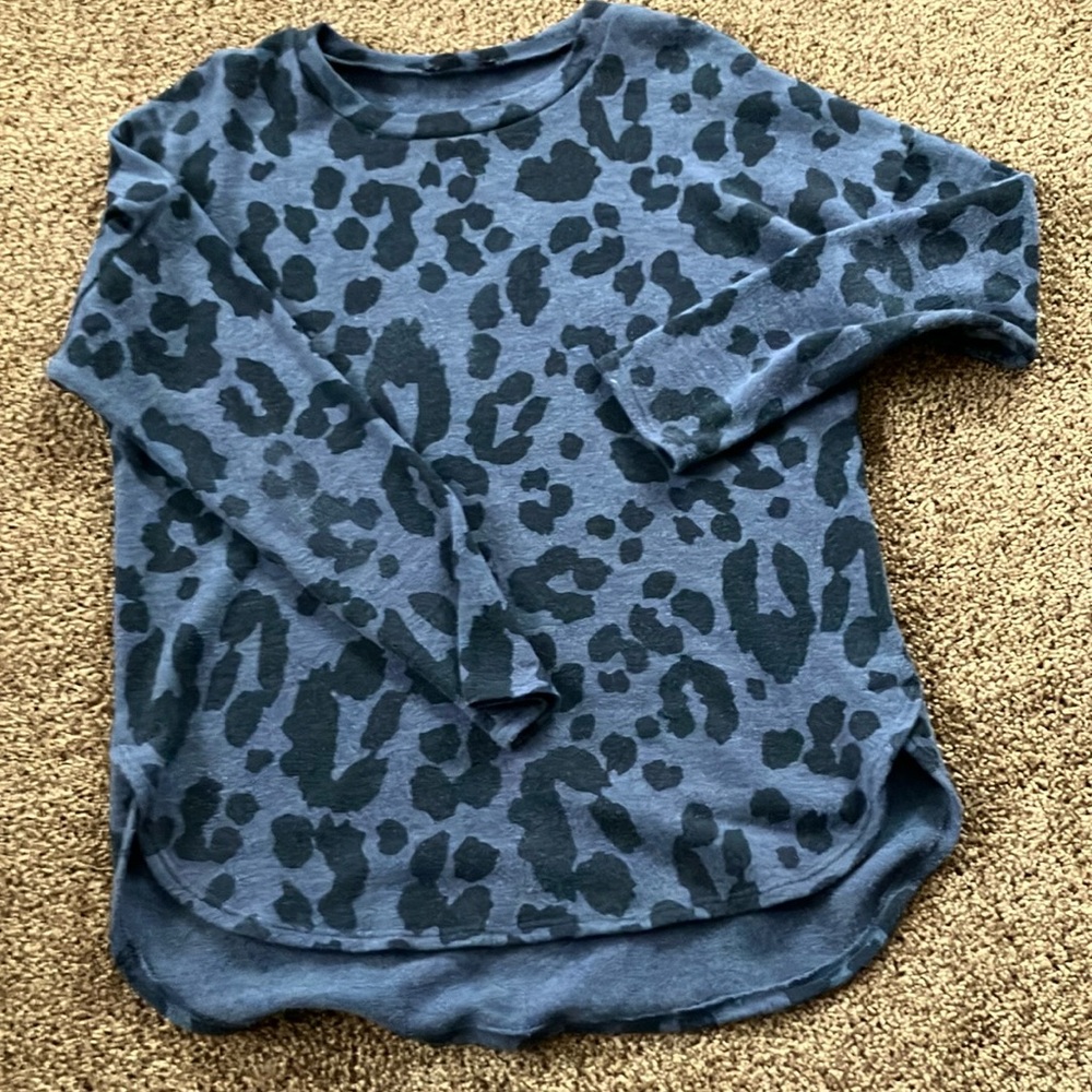 BOMBOM. BLUE ANIMAL PRINT LONG SLEEVE TOP. SIZE MEDIUM. COMFY!  EUC
